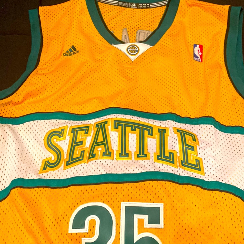 Selling a Kevin Durant jersey very clean